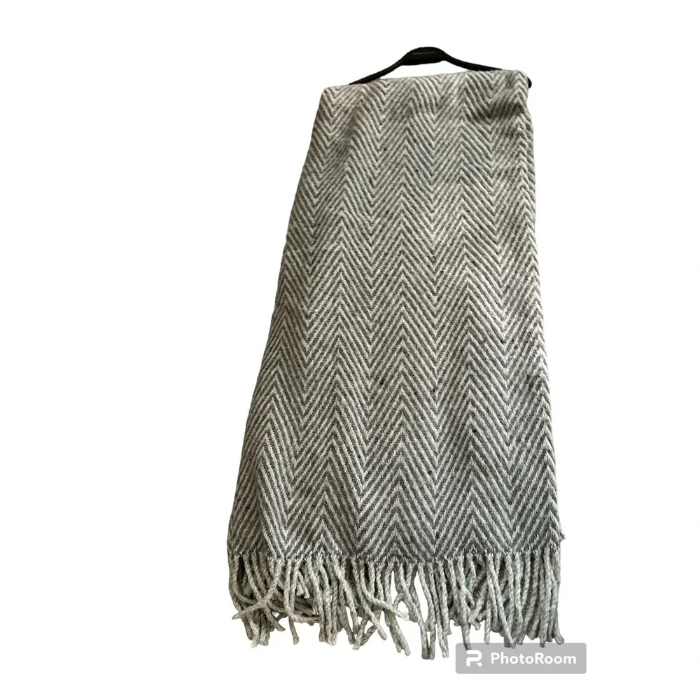 WONDERFUL MADE IN ITALY MANIFATTURA LOMBARDA‎ 51X67 GRAY CHEVRON THROW